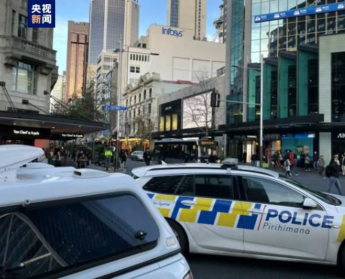 侯孝贤在他的《悲情城市》里，一个大远景，山在镜头里几乎是满的，只有在画面的一小角里出现一个人在走，人很小。